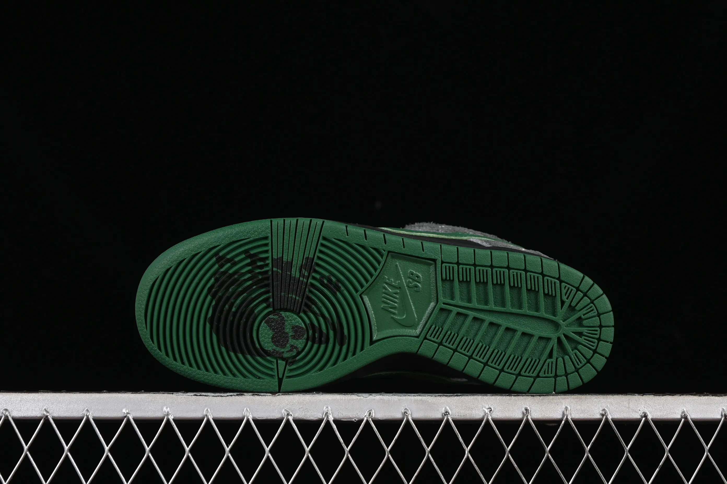 All Categories Nk SB Dunk Series Nk SB Dunk Low Low-top Sneakers C Version There Skateboards x Nk SB Dunk Low Graffiti Art Style Joint Model SB Low-top Casual Sneakers HF7743-001